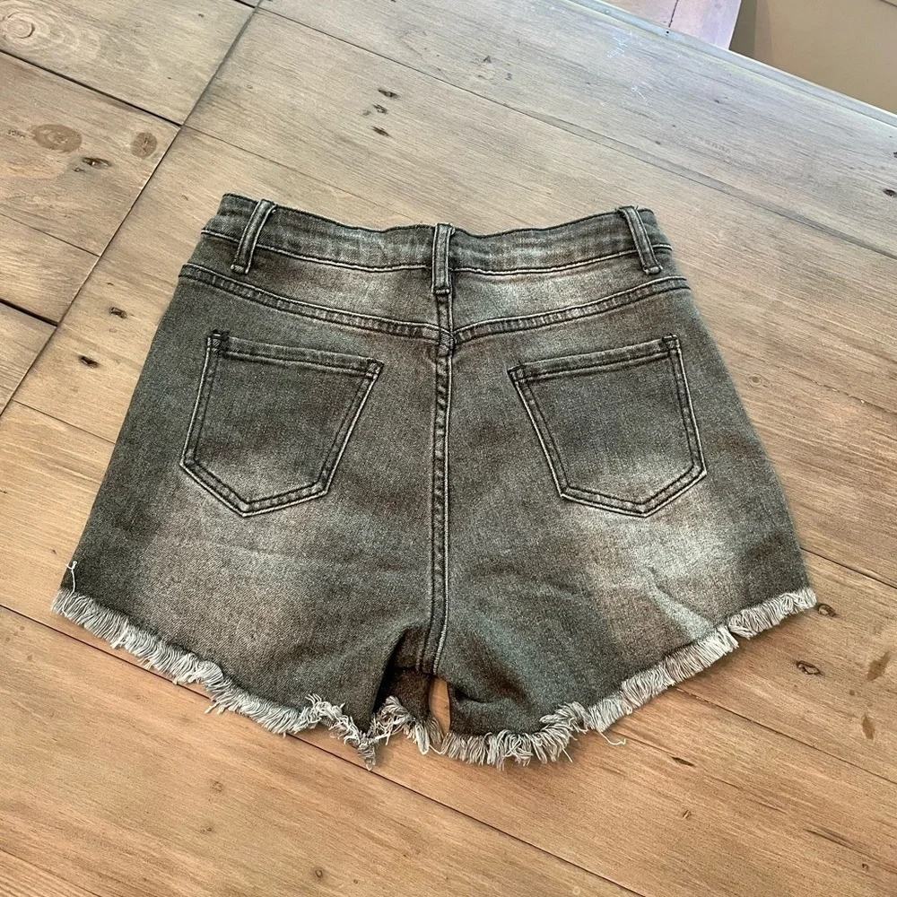 𝅺DISTRESSED denim shorts